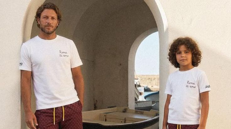 La Roma lancia la collezione mare, i tifosi sui social: “Usate persone vere, non l’IA”