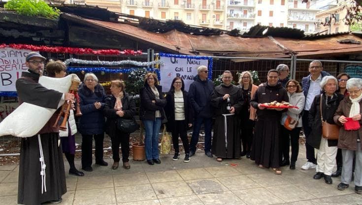Sit-in per smantellare le baracche della stazione e il Comune affida i lavori