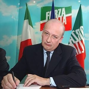 Fi, dopo gli addii ripartono le polemiche. Toti a Bondi e Repetti: "Via dal parlamento"