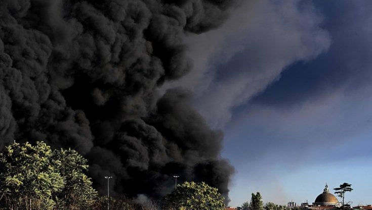 Incendio Roma, allarme diossina: valore 35 volte più alto del limite fissato dall'Oms. Sima, rischio effetti cancerogeni