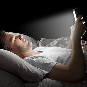 Smartphone a letto? Per dormire bene Apple introduce Night Shift