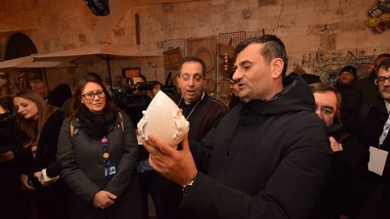 Coronavirus, il sindaco Decaro e l'appello di annullare l'evento col Papa a Bari: "Non credo al momento sia opportuno"