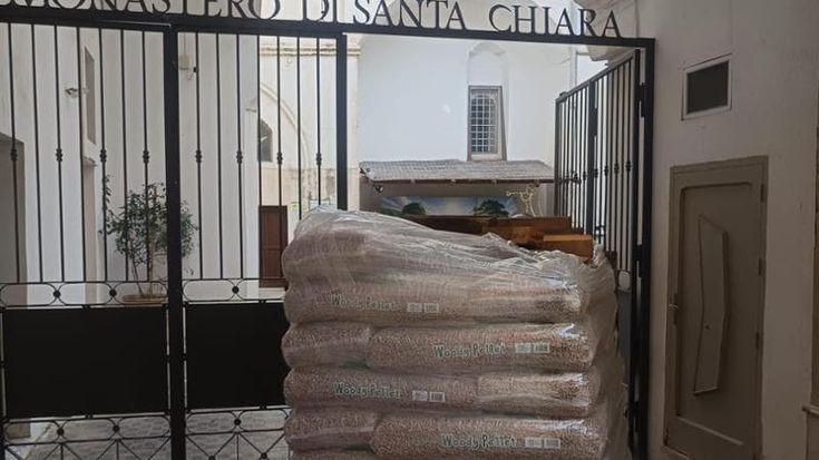 La solidarietà scalda le suore di clausura: a Nardò i cittadini donano il pellet per le stufe