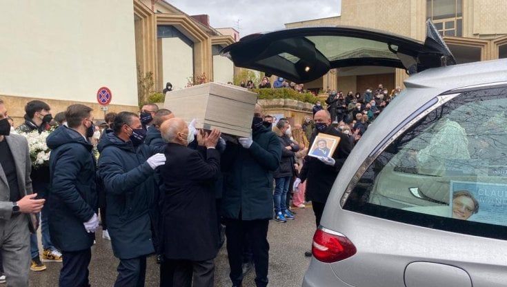 Claudio Mandia, i funerali a Battipaglia: "Era pieno di vita, giustizia e verità sulla morte"