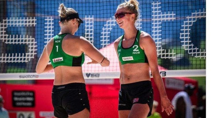 Beach volley, due atlete norvegesi rifiutano di giocare in bikini nonostante l’invito dell’arbitro: “Il regolamento lo permette”
