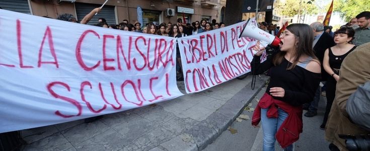 Palermo: prof sospesa, sit-in degli studenti in Prefettura. I sindacati in presidio a scuola
