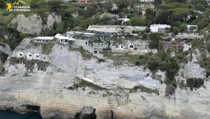 Abusi e violazioni dal 1958, sequestrato maxi resort a Ischia: aveva avuto anche una stella Michelin