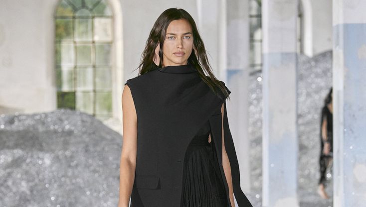 La sfilata di Burberry per la collezione pe22 ha dettagli audaci