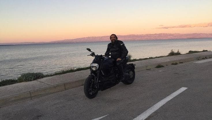 “Abiti neri e seduzione nella gabbia dorata, la vita con Shanti”