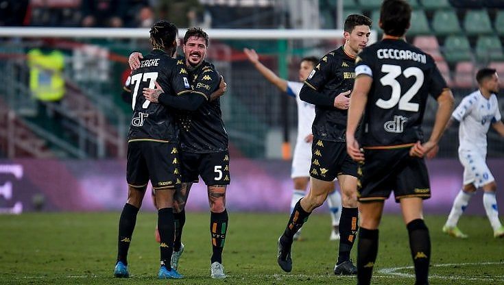 Venezia con 8 giocatori contagiati, Salernitana con 9; a rischio le gare con Inter e Napoli