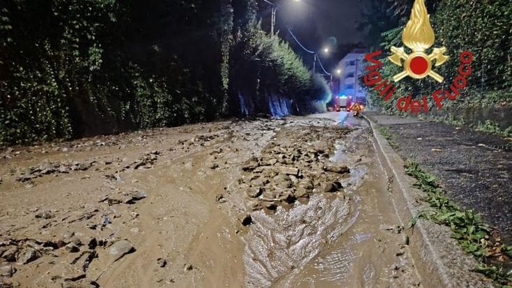 Maltempo, a Como fango e detriti per le strade. Disagi anche alla circolazione ferroviaria