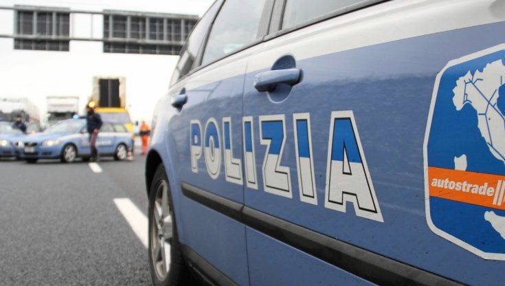 Bologna, fugge al controllo della Stradale, sperona la volante e poi scappa per i campi