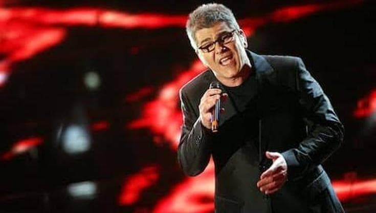 Michele Zarrillo lo bacchetta dal palco e il sindaco s’infuria: “Voleva che mi spostassi, si scusi”