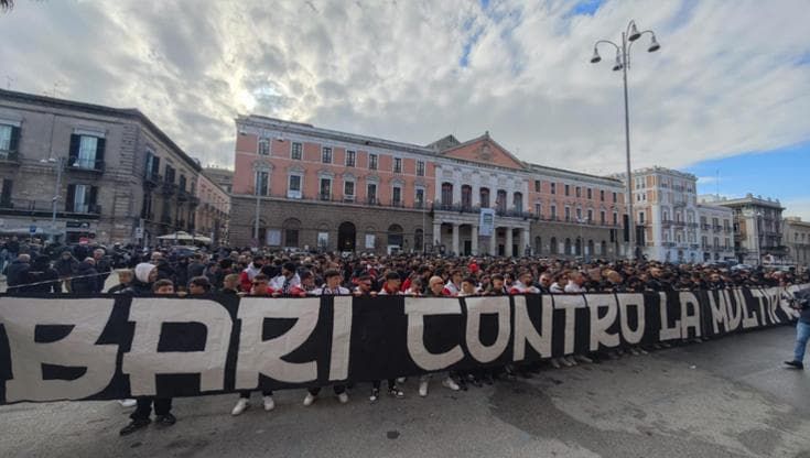 Bari, tifosi in piazza: “Basta multiproprietà”. E il sindaco assicura: “Sentirò De Laurentiis”