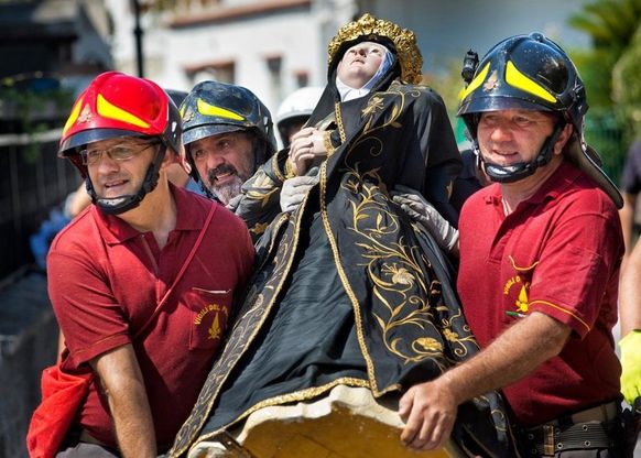 Il terremoto non ferma la fede, a Casamicciola la Madonna trasloca per il “Settenario”