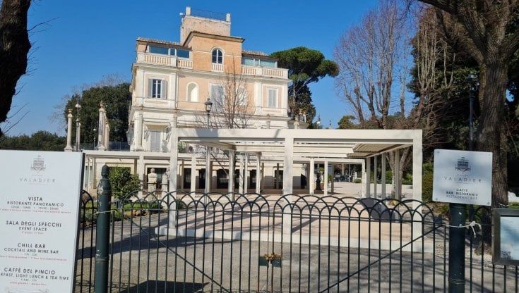 Casina Valadier, spunta una tettoia che deturpa la gemma del Pincio. Via ai controlli dei vigili 