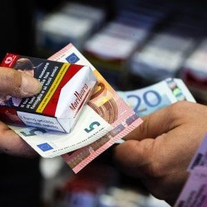 Più tasse sulle sigarette, finanzieranno i farmaci per il cancro