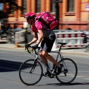 Foodora lascia l'Italia, il marchio in cerca di compratore
