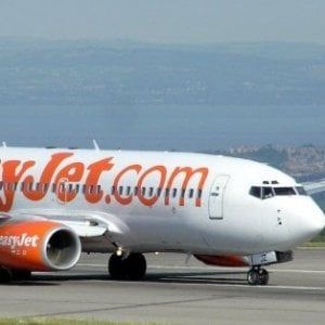 Volo EasyJet Malpensa-Bari rimandato di 20 ore: 180 passeggeri bloccati per la notte 