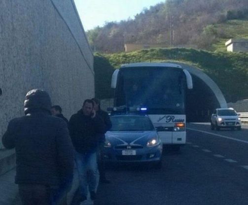 Renzi in Calabria, vietato protestare: dirottato pullman dei dipendenti Provincia di Vibo Valentia