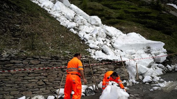 Caos al Giro donne, una lastra di ghiaccio impedisce il passaggio sul Colle delle Finestre