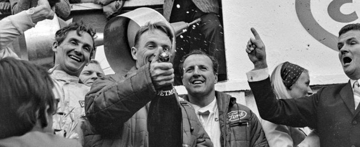Addio a Dan Gurney, il pilota delle mille piste che inventò la doccia di champagne sul podio