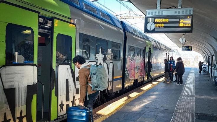 Trecento aggressioni all’anno, la vita pericolosa dei ferrovieri: “Serve il Daspo per i violenti”