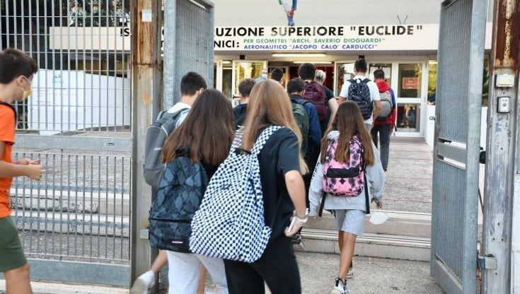 Scuola, nelle superiori di Bari al via con i doppi turni: bus poco affollati, tanti ragazzi accompagnati in auto 