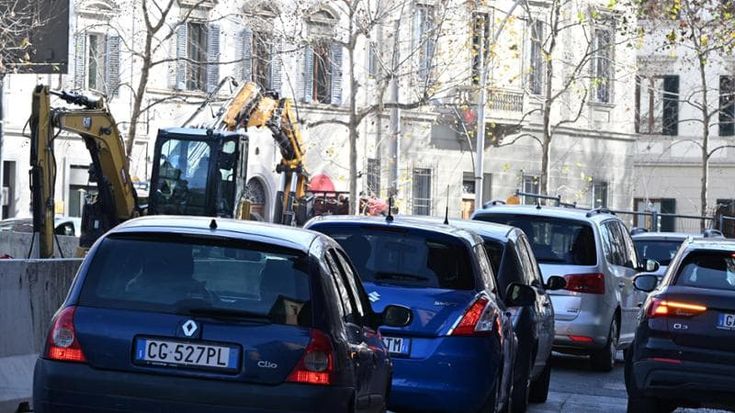 Lavori tramvia, traffico paralizzato. Code intorno a piazza della Libertà