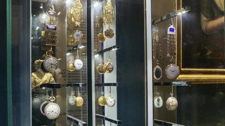 Colpo grosso alla Reggia di Venaria: rubati orologi antichi per centocinquantamila euro