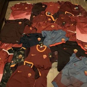 Roma, una scatola piena di maglie per chi non può permettersele