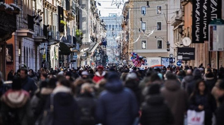 Natale con la crisi, cenoni e regali low cost: “Spesa media di 210 euro a persona”