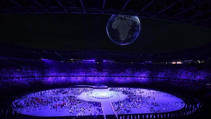 I droni in cielo per disegnare il pianeta, Naomi Osaka accende il braciere: via alle Olimpiadi di Tokyo
