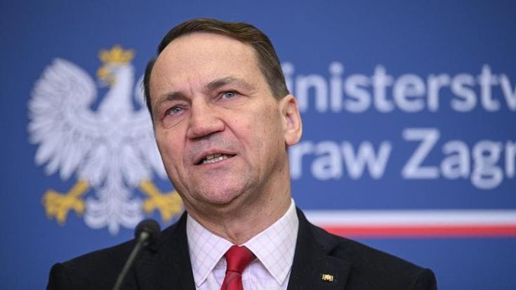 Sikorski: “I russi sono in difficoltà al fronte, è assurdo aiutare Putin”