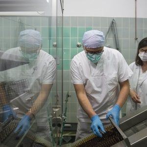 Coronavirus, aumentano i contagiati, dimezzati i morti