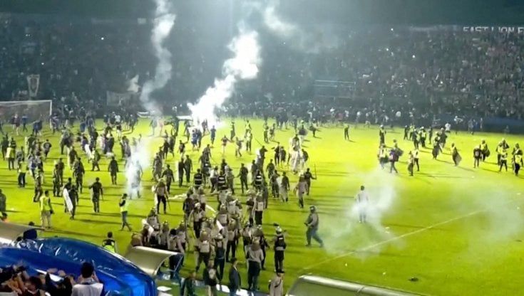 Indonesia, scontri allo stadio dopo una partita di calcio: 125 morti e più di 100 feriti 