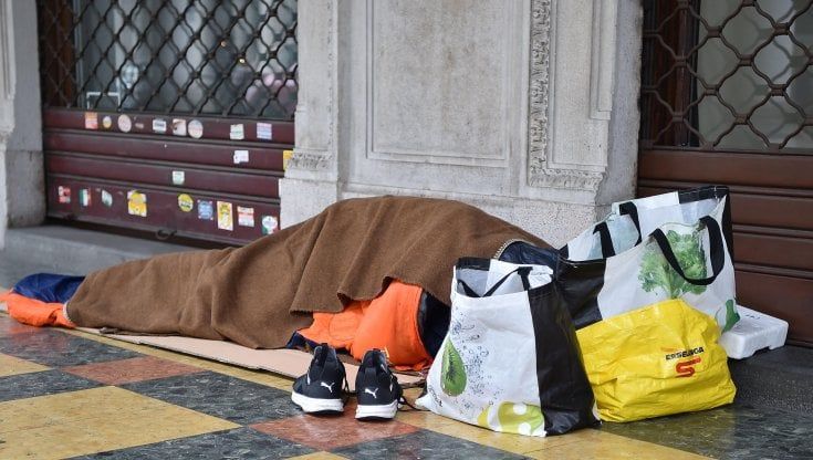 Uscito dal Cpr e malato, finisce a dormire sotto i portici: la storia di Mohammed è un caso