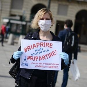 Ufficiale: lunedì riaprono i negozi in Piemonte, martedì via libera a barbieri e parrucchieri