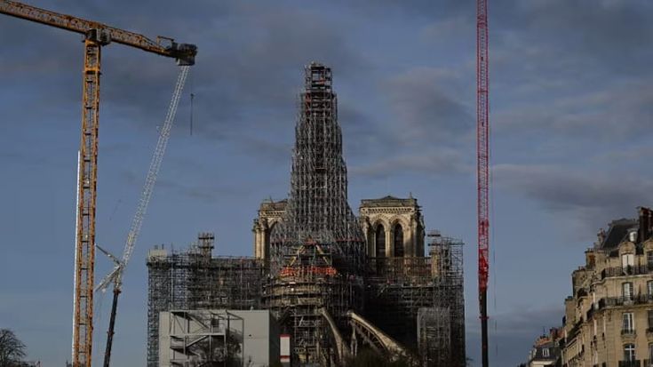 Risorge la guglia di Notre-Dame: torna a svettare la freccia della cattedrale di Parigi