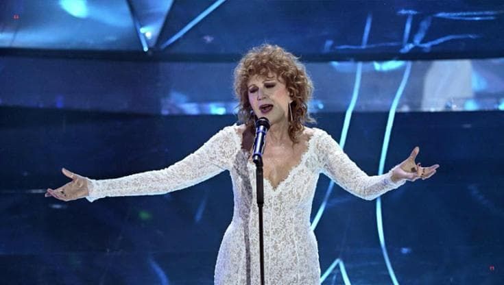 Sanremo 2024, perché Fiorella Mannoia ha indossato un abito da sposa