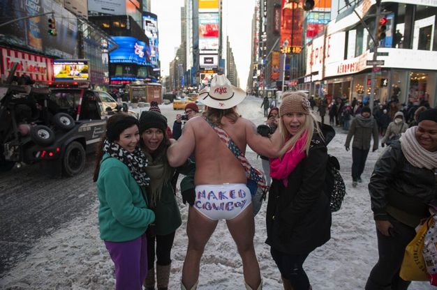N.Y., la temperatura scende ma il "Naked Cowboy" non si ferma