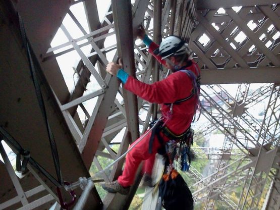 Greenpeace, protesta sulla Torre Eiffel: "Liberate gli attivisti"