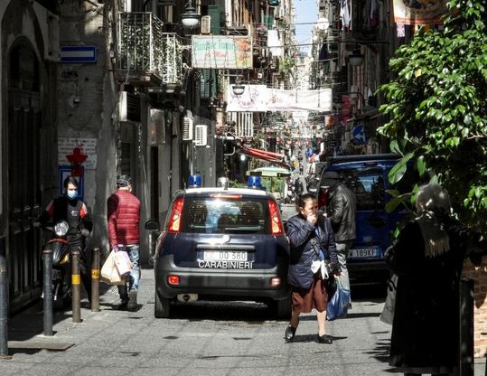 Coronavirus: controlli serrati alla Pignasecca, ma ai Quartieri tanta folla ancora in strada