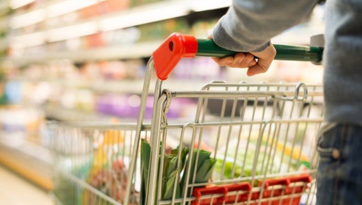 Inflazione, a settembre e ottobre colpito ancora il carrello della spesa, ma a Natale le famiglie manterranno lo stesso budget del 2021 
