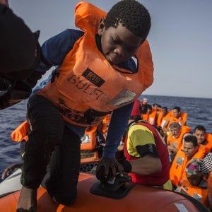 Migranti, il Viminale blocca una nave italiana che ha soccorso 66 migranti