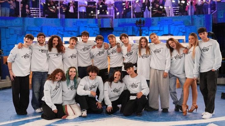 Amici 25, al via il serale. Il mistero della giuria, la sfida con Canzonissima di Milly Carlucci