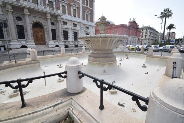 Bari, nelle fontane rifiuti ma niente acqua