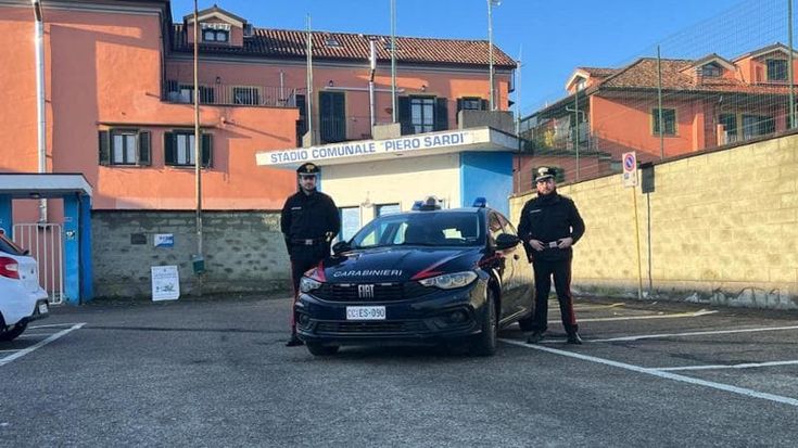 Schiaffi a una coppia sugli spalti durante una partita di calcio a Canelli, denunciati due minorenni
