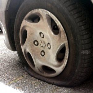 Bergamo, squarciava le gomme delle auto: denunciato un pensionato 