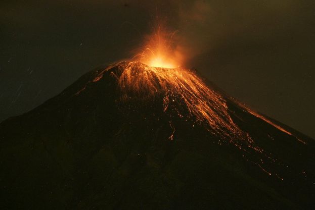 Ecuador, il vulcano Tungurahua si accende: la spettacolare eruzione 